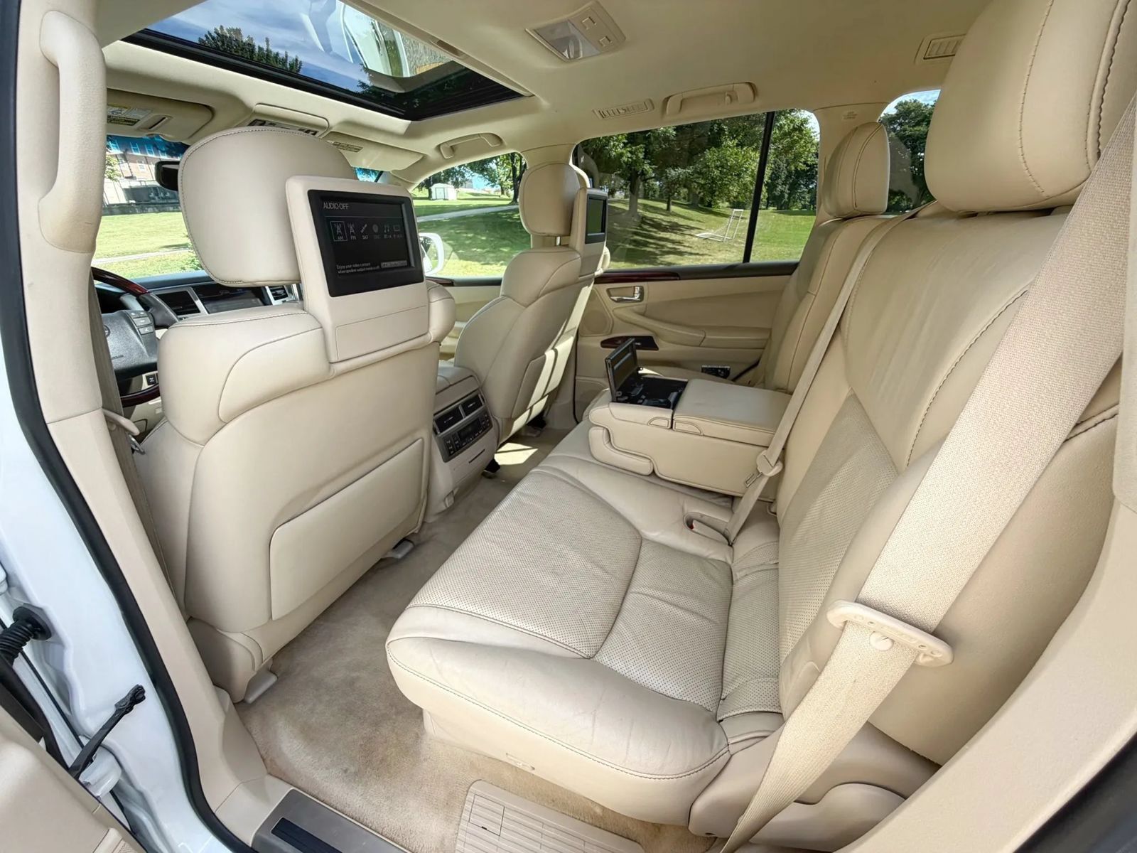 Used 2013 Lexus LX 570 4WD w/ Luxury Pkg image 56