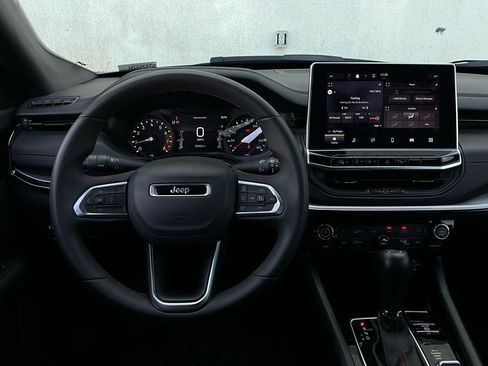 Used 2025 Jeep Compass Trailhawk image 13