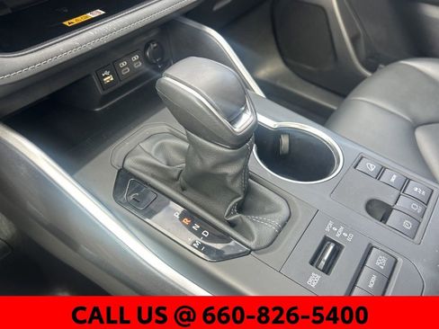 Used 2024 Toyota Highlander XLE AWD/4WD image 29