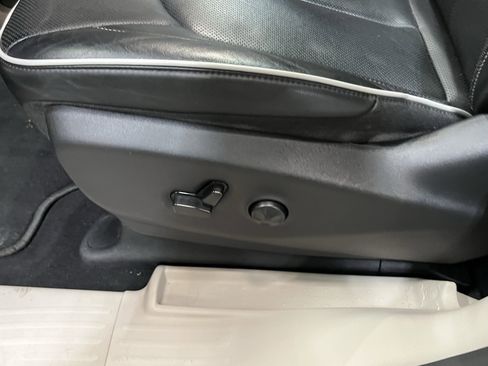 Used 2023 Chrysler Pacifica Limited FWD image 18