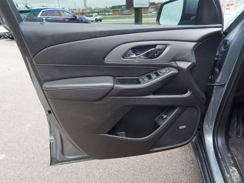 Used 2021 Chevrolet Traverse RS AWD/4WD image 17