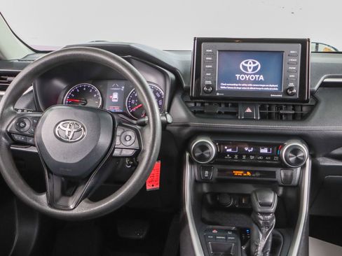 Used 2020 Toyota RAV4 LE image 17
