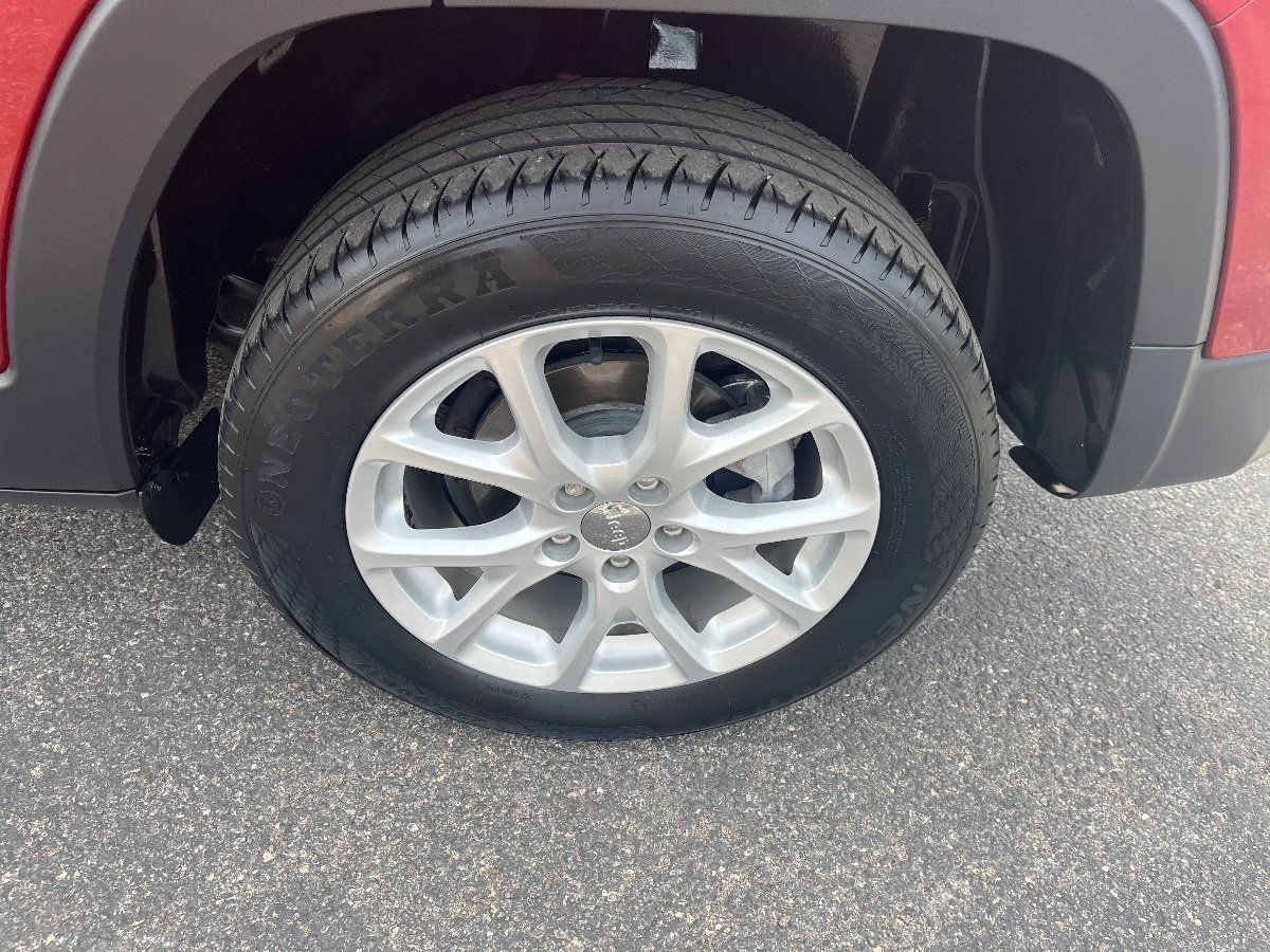 Used 2017 Jeep Cherokee Latitude w/ Comfort/Convenience Group FWD image 41