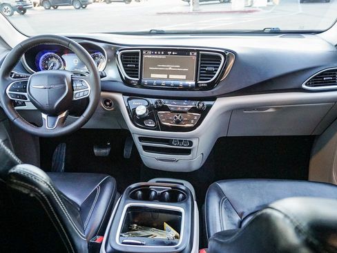 Used 2024 Chrysler Pacifica Touring-L image 15