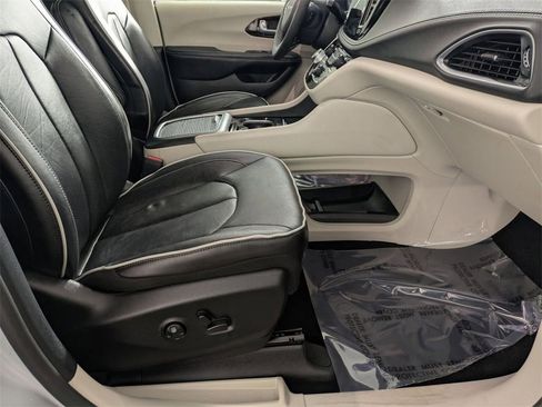 Certified 2022 Chrysler Pacifica Limited image 34