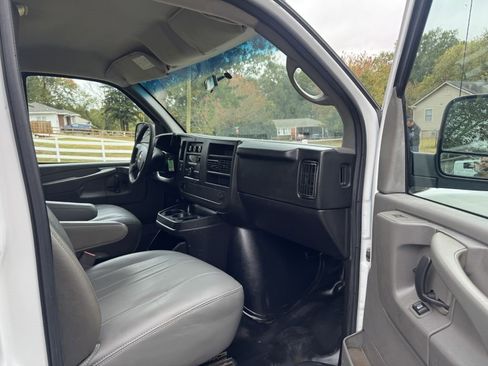 Used 2014 Chevrolet Express 2500 image 9