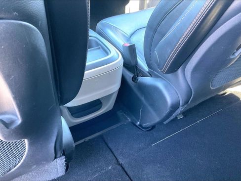 Used 2019 Chrysler Pacifica Touring-L image 33
