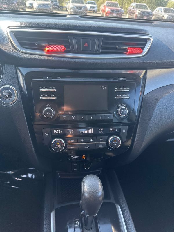 Used 2015 Nissan Rogue SV AWD/4WD image 27