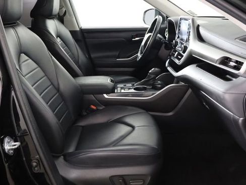 Used 2022 Toyota Highlander XLE FWD image 19