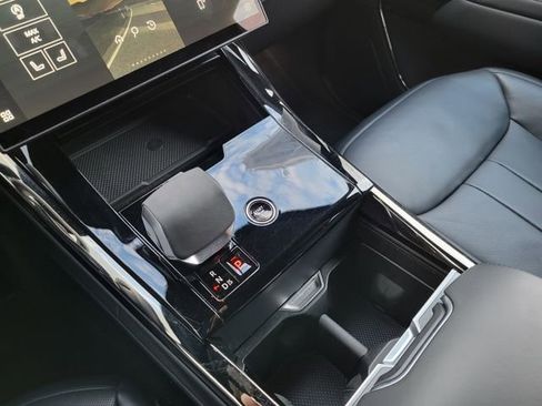 Used 2025 Land Rover Range Rover Sport SE image 35