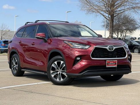 Certified 2025 Toyota Highlander XLE image 2