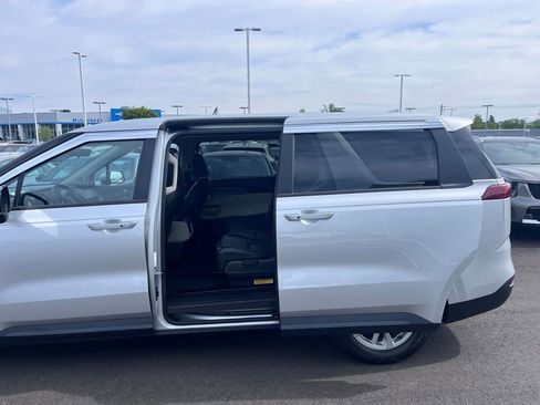 Used 2023 Kia Carnival LX FWD image 8