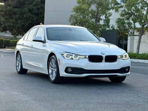 Used 2018 BMW 320i Sedan RWD image 2