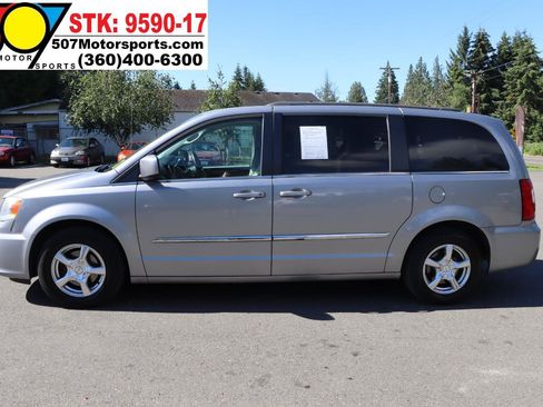 Used 2013 Chrysler Town & Country Touring FWD image 5
