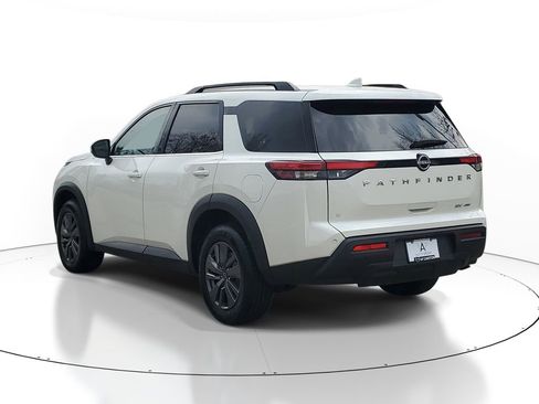 Used 2024 Nissan Pathfinder SV image 3