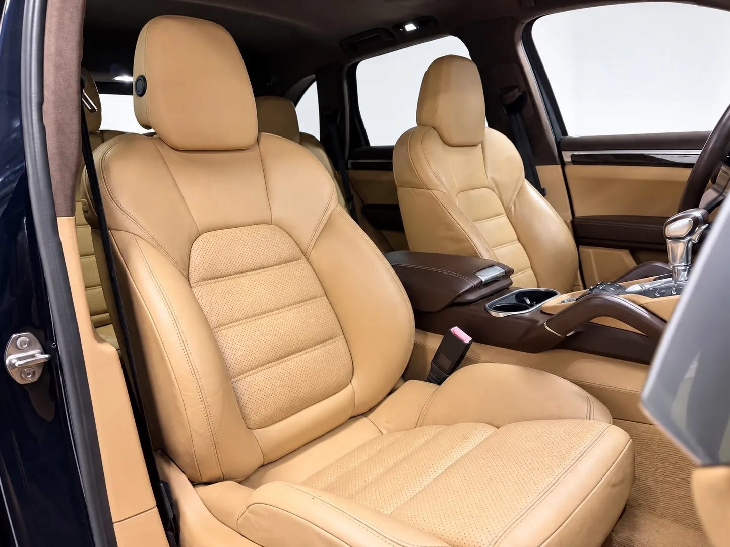 Used 2016 Porsche Cayenne Turbo AWD/4WD image 27