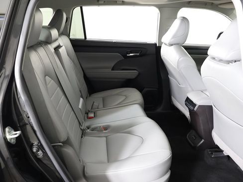 Used 2022 Toyota Highlander XLE AWD/4WD image 38