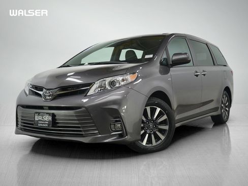 Used 2018 Toyota Sienna XLE image 1