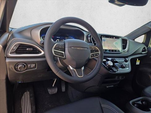 New 2027 Chrysler Pacifica Select FWD image 3