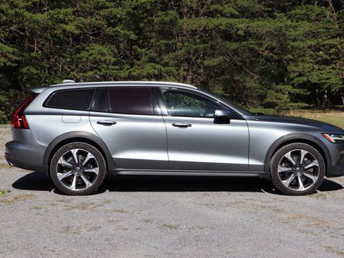Used 2019 Volvo V60 T5 Cross Country AWD/4WD image 2