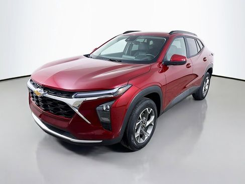 Used 2025 Chevrolet Trax LT w/ LT Convenience Package FWD image 3