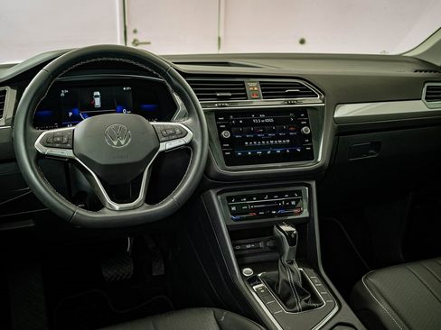 Used 2023 Volkswagen Tiguan SE w/ Panoramic Sunroof Package image 4