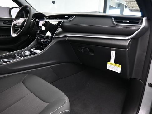 Used 2024 Jeep Grand Cherokee Laredo w/ Trailer Tow Package image 28