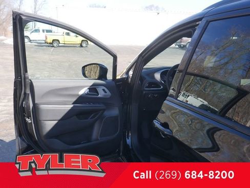 Certified 2025 Chrysler Pacifica Limited image 22