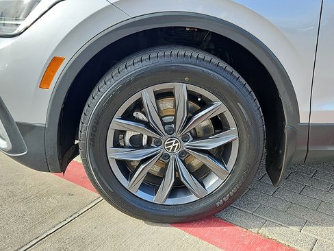 Certified 2022 Volkswagen Tiguan SE w/ Panoramic Sunroof Package image 5