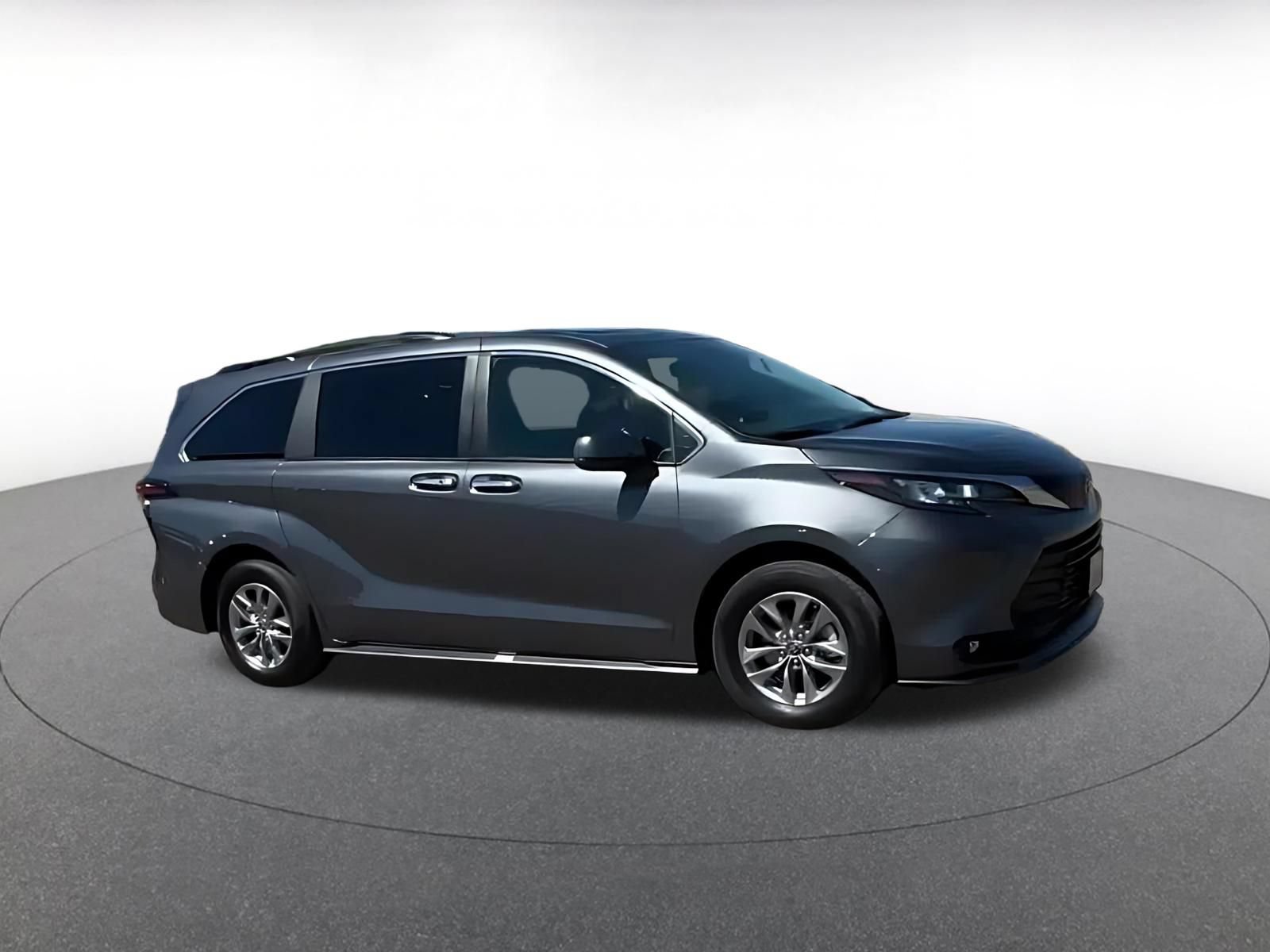 Used 2025 Toyota Sienna XLE FWD image 2