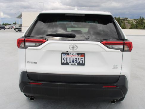 Certified 2022 Toyota RAV4 LE AWD/4WD image 4