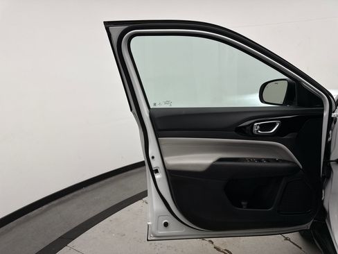 Used 2022 Jeep Compass Limited image 9