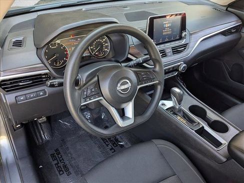 Used 2025 Nissan Altima 2.5 SV image 10