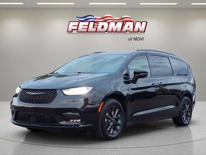 Used 2022 Chrysler Pacifica Touring-L w/ Uconnect Theater Family Group