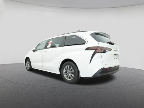New 2026 Toyota Sienna XLE FWD image 21