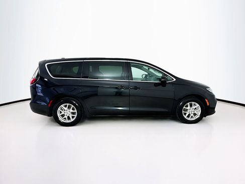 Used 2024 Chrysler Pacifica Touring-L FWD image 8