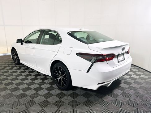 Used 2023 Toyota Camry SE FWD image 5
