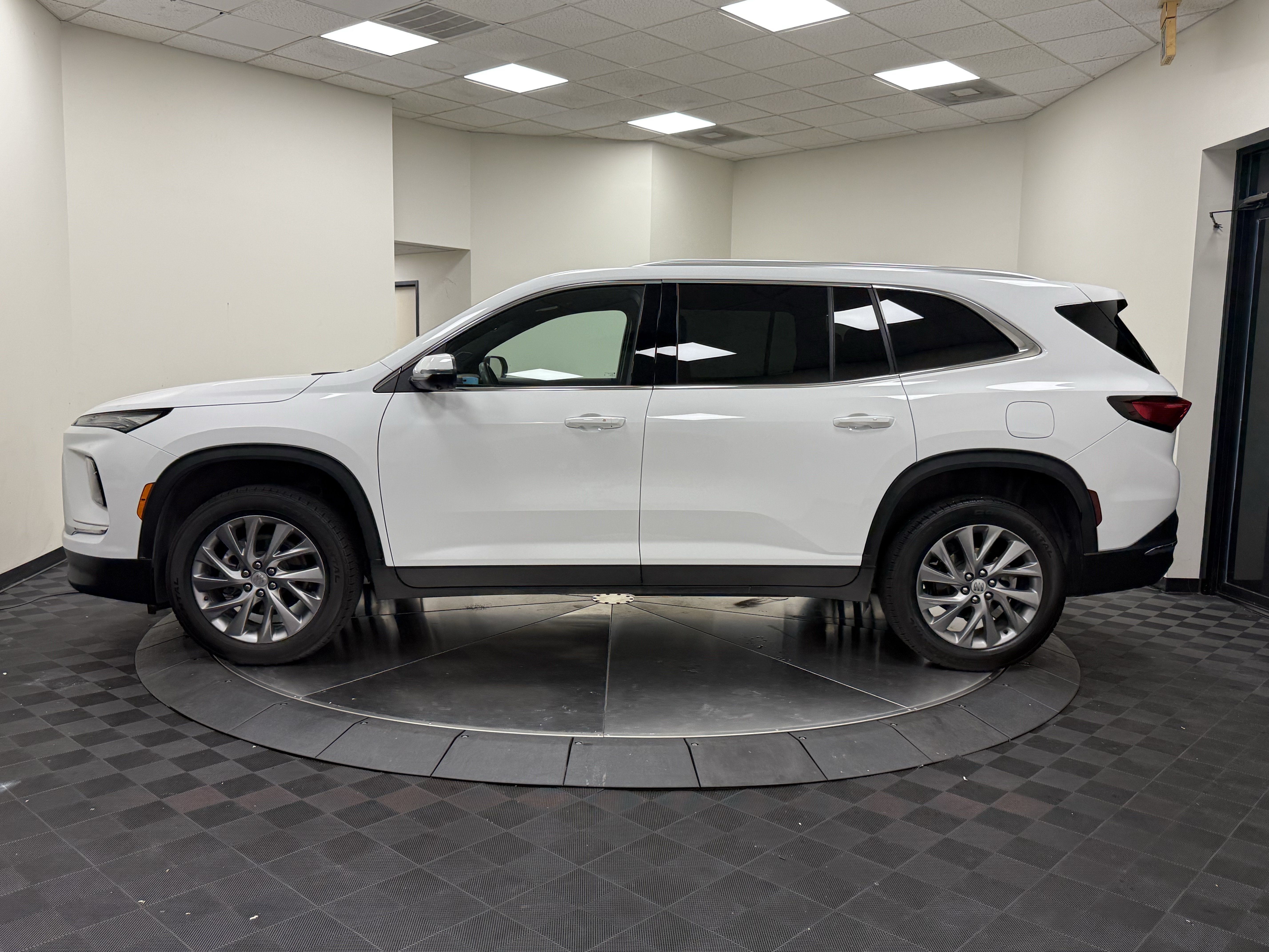 Used 2025 Buick Enclave Preferred FWD image 4