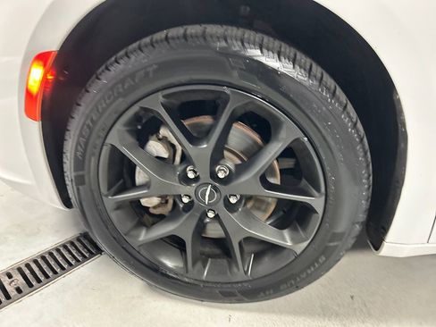 Used 2024 Chrysler Pacifica Limited w/ S Appearance Package image 9