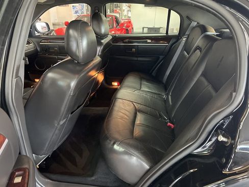 Used 2009 Lincoln Town Car Signature Limited image 16