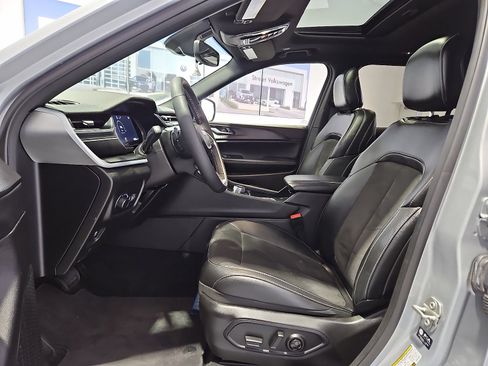 Used 2024 Jeep Grand Cherokee L Altitude image 11