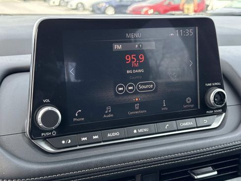 Used 2024 Nissan Rogue SV image 9