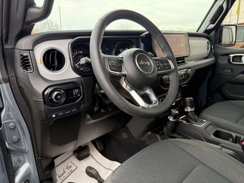 Used 2025 Jeep Wrangler Unlimited Sahara image 18