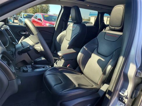 Used 2022 Jeep Cherokee Trailhawk w/ Sun, Sound & Nav Group image 18