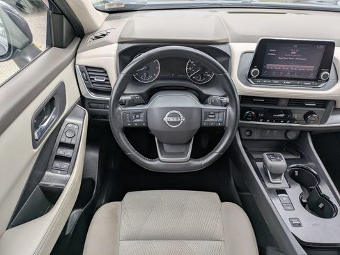 Certified 2025 Nissan Rogue SV FWD image 17
