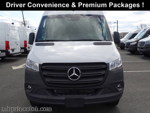 Used 2024 Mercedes-Benz Sprinter 2500 image 2