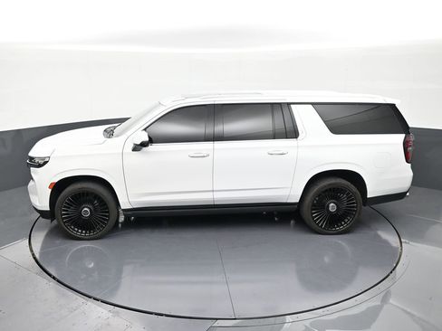 Used 2021 Chevrolet Suburban High Country w/ Premium Package 2 AWD/4WD image 13