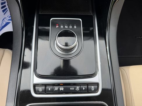Used 2018 Jaguar XE RWD image 27