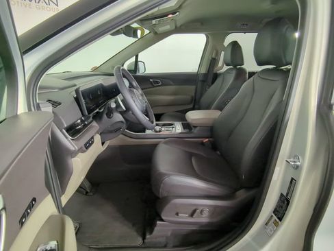Used 2025 Kia Carnival EX FWD image 19