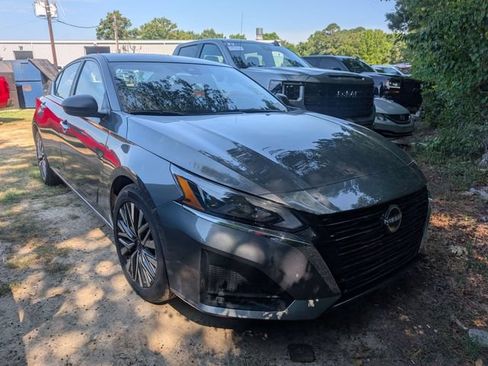 Used 2025 Nissan Altima 2.5 SV FWD image 2